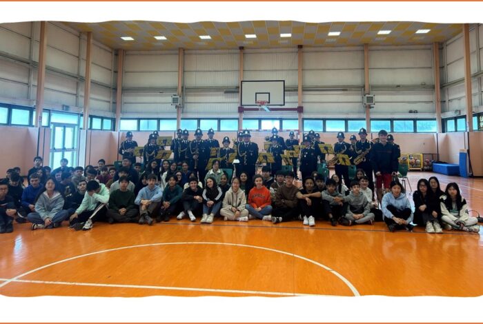 foto di gruppo alunni classi terze scuola secondaria di primo grado e polizia locale Milano